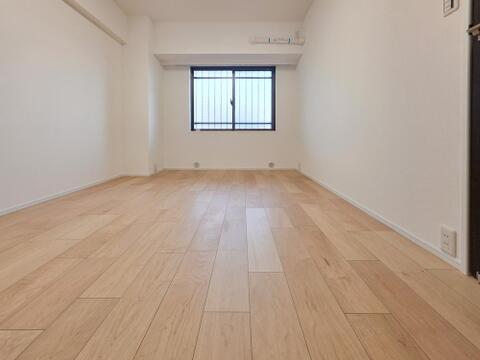 採光に恵まれ、静かな環境に位置する寝室。朝の自然光で心地よく目覚め、夜は静寂の中でゆっくりと休める、質の高い眠りを支える空間です。