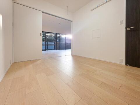 リビングに隣接した洋室は、扉を開放することでリビングと一体的に使える柔軟な空間設計。来客時の客間としても、家族の多目的スペースとしても活躍しております。