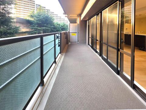 ゆとりある広さのバルコニーは、洗濯物もたっぷり干せる使いやすい設備です。ガーデニングなど日常の楽しみ方の幅が広がる開放的なスペースでございます。