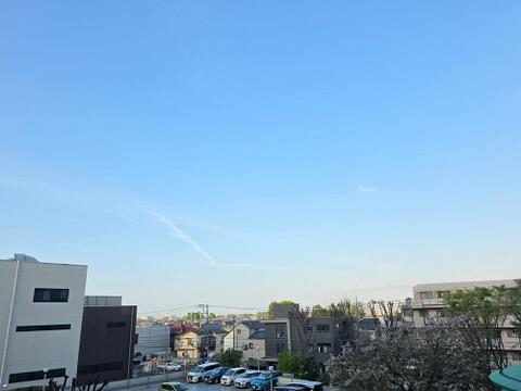 天気の良い日には遠くまで見渡せる眺望が魅力の住まいです。開放感ある景色が日常に彩りを添え、室内からのながめが暮らしをより豊かにします。