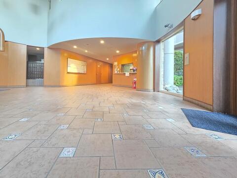 開放感のあるエントランスホールは天井高と採光を活かした設計で、明るくゆとりある空間が広がります。共用部も清掃が行き届いており、管理体制の良さを感じられる安心の住まいです。