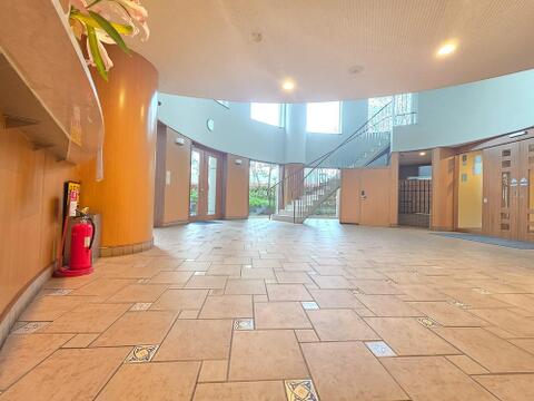 広々としたエントランスは受付スペースも設けられ、管理体制の良さが感じられる共用空間です。来訪者を迎えるにふさわしい落ち着きと清潔感があり、安心してお住まいいただけます。