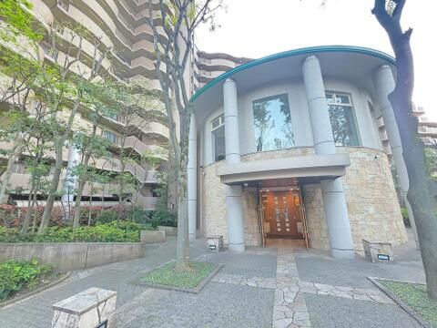 清潔感ある共用エントランスが来訪者を温かく迎えます。管理が行き届いた住環境を反映した、住む人に毎日安心感と誇らしさをもたらす印象的なエントランスです。