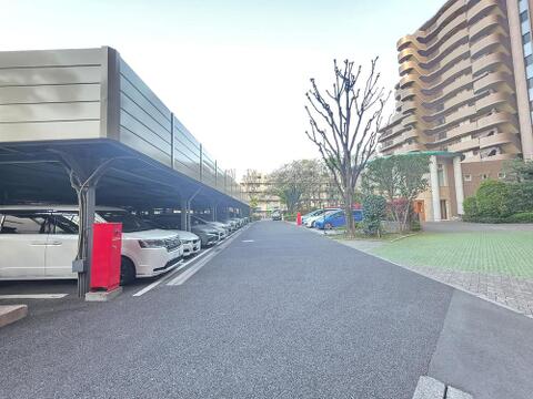 敷地内には屋根付き駐車場が整備されており、大切なお車を雨や日差しから守ることができます。共用部もゆとりある配置で車の出し入れもしやすく、日々の使い勝手にも配慮された住環境です。