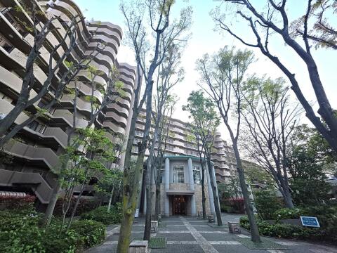 重厚感あるエントランスアプローチは緑豊かな植栽に囲まれ、落ち着きと高級感を演出しています。四季を感じられる住環境が魅力で、来訪者を迎えるにふさわしい上質な共用空間が広がります。