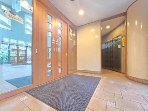 オートロック付きのエントランスで、住まいのセキュリティがしっかりと確保されています。訪問者の確認ができる安心の設備が、毎日の生活に安全な環境をもたらします。