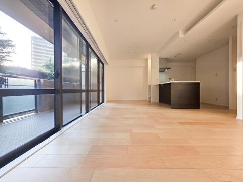 採光に配慮した広々としたリビング。大きな窓から差し込む自然光が空間を明るく包み、家族のだんらんをゆったりとお楽しみいただける居心地の良い空間が広がります。