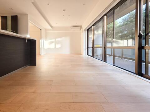 大きな窓を設けた採光重視のリビング。陽光が降り注ぐ明るい空間は、家族が一日中快適に過ごせる居心地の良い場所です。光に満ちた豊かな暮らしをお届けします。