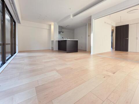 開放感のある広々としたリビングは、家族が自然と集まり笑顔あふれるだんらんの場。ゆとりある空間設計が毎日の暮らしを心地よく彩り、豊かな時間をお届けします。