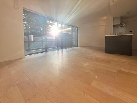 自然光が降り注ぐ温かみのあるリビング。家族全員がのびのびと過ごせるゆとりある広さで、心地よいくつろぎの時間をいつも存分にお楽しみいただける癒しの空間です。