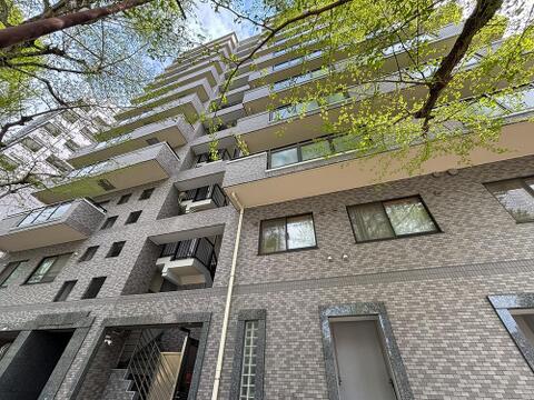 現在居住中ですが、事前予約にて室内内覧も調整いたします。まずは外観や周辺環境、駐車スペースの使い勝手から確認してみませんか。