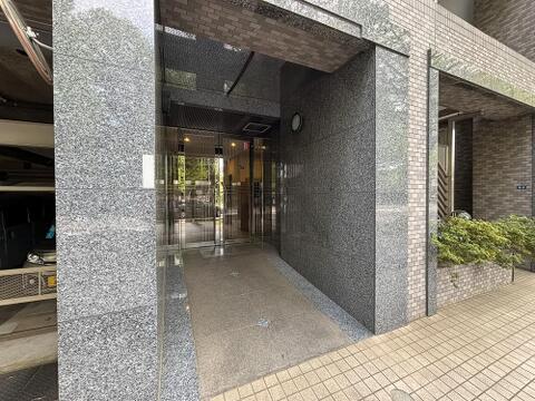 マンションに住まう人をいつも暖かく迎えてくれるような、優しい温もりが漂っています。