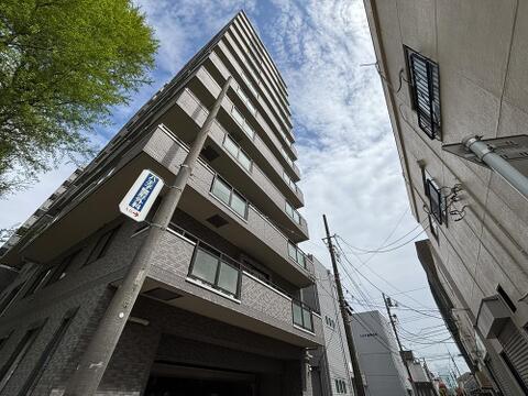 西八王子駅まで平坦な道のりでアクセス可能。外観からは分からない「室内の静かさ」や「動線の良さ」をぜひ現地でご体感ください。