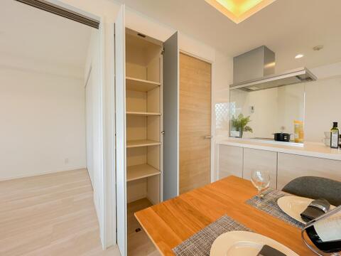 リビングに収納ありなのも嬉しいポイントです。収納があることによってリビングも広くすっきりと使えます。