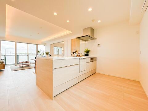 キッチンスペースは奥行きもあり、広々としていおり、大容量の収納スペースが確保されたつくりになっています。