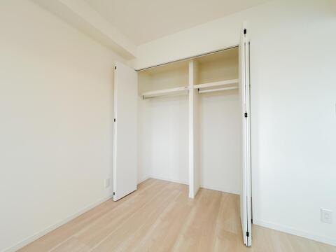 各居室に収納付き。クローゼット式なので生活感を感じさせず、上手に収納することが出来ます。