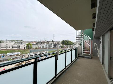 バルコニーからの眺望は開放感もございます。