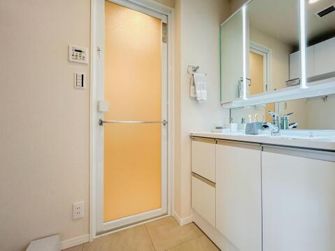 収納もたっぷりできる清潔感溢れる洗面化粧台です。収納棚が設置されております。