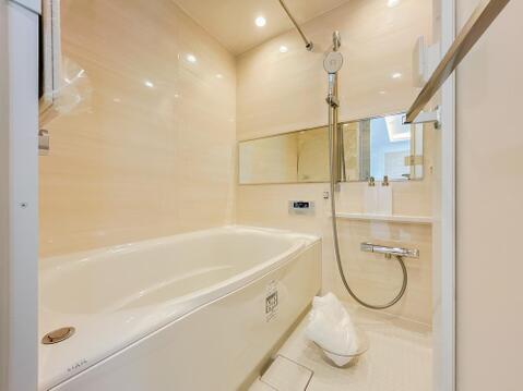 日々の疲れを癒すお風呂はやさしい色合いの空間です。