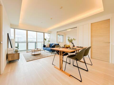 家族の笑顔集まるリビングで明るい会話が飛び交う生活を