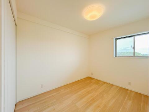 お子様の一人部屋に最適な居室です。クローゼットも付いているので、お子様が自然とお片付けできる環境に。