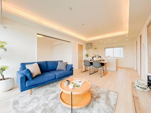 広いLDKでは家族が集まり、家事の最中でも一緒の時間を過ごせる工夫がされております。ここでの笑い声や会話は一生の宝物になりそうです。