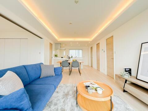 ダイニングとリビングのすみわけがしやすそうな形状のリビングです。