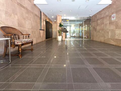 広々としたエントランスホールは開放感があり、来訪者を迎える落ち着いた空間が広がります。オートロックや宅配ボックスを備え、防犯性と利便性を兼ね備えた安心して暮らせる共用部となっています。