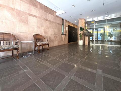 ゆとりある広さを確保した共用ロビーは、来客対応や待ち合わせにも使いやすい空間です。メールボックスやオートロック設備も整っており、日々の生活を支える機能性と安心感を兼ね備えた共用部となっています。