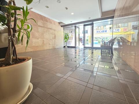 ガラス張りで明るさを取り込むエントランスホールは開放感があり、日中は自然光が差し込む心地よい空間です。外部からの視認性も高く、防犯面にも配慮された安心感のある共用スペースとなっています。