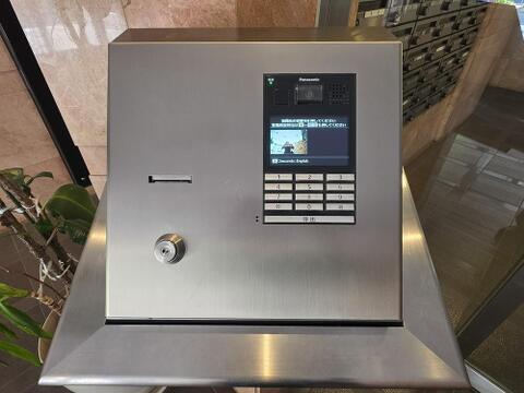 オートロック設備を備えたエントランスは来訪者をしっかり確認でき、防犯面に配慮された安心の住環境です。居住者以外の立ち入りを抑制し、日々の暮らしに安心感をもたらしてくれます。