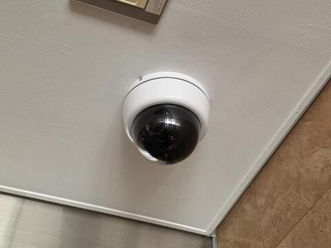 共用部には防犯カメラが設置されており、日々の暮らしをしっかり見守る安心のセキュリティ環境です。不審者の侵入抑止にもつながり、安心して生活できる住まいとなっています。