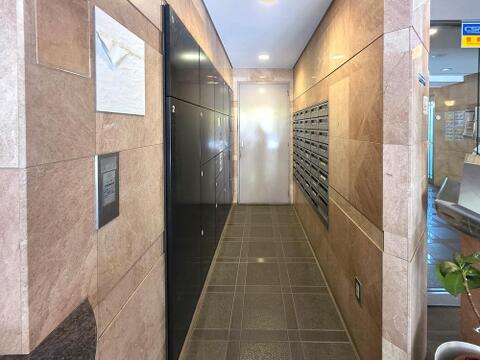 不在時でも荷物の受け取りが可能な宅配ボックスと整然とした集合ポストを備えた共用スペースです。忙しい日々でもスムーズに荷物管理ができ、快適な暮らしをサポートしてくれます。