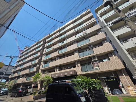 ブラウン系タイル貼りの重厚感ある外観が印象的で、各住戸にバルコニーを配置した整然としたフォルムが特徴です。8階建の建物は開放感があり、上階からは眺望も楽しめる設計となっています。