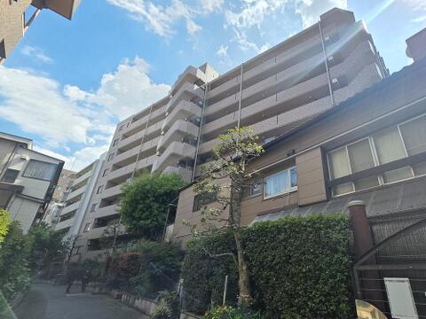 オートロックや宅配ボックスを備えたマンションで、防犯性と利便性を兼ね備えています。管理体制も整っており、共用部の維持管理が行き届いた安心感のある住まいです。