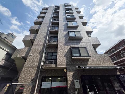 南向き中心の住戸配置により採光や通風に配慮された設計で、室内は明るく快適に過ごせる空間です。収納スペースも豊富に確保されており、住みやすさと機能性を両立した住まいです。