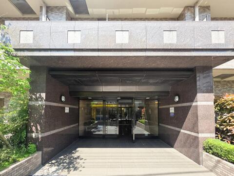 重厚感あるエントランスアプローチはゆとりある設計で、植栽も丁寧に整えられ落ち着いた住環境を演出しています。オートロック付きの共用入口により防犯面にも配慮され、安心して暮らせるマンションです。