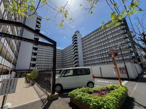 青空の下、陽光が降り注ぐ「めじろ台レジデンス」。開放感あふれる外観が、家族の毎日を明るく照らします。広々とした敷地で、お子様とのびのび過ごせます。