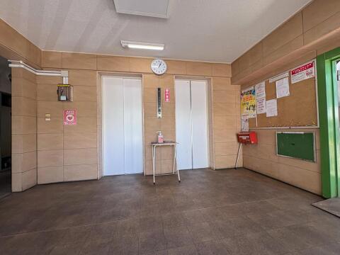 清潔感あふれる共用エレベーターホールは、日々の暮らしを快適に彩ります。AED設置や掲示板での情報共有など、ご家族皆様が安心して暮らせる管理体制が魅力です。