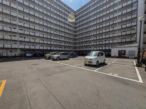 コの字型の特徴的な外観が目を引くマンションです。広々とした敷地内には駐車場も完備されており、ファミリーでの車移動もスムーズ。日々の暮らしにゆとりをもたらします。