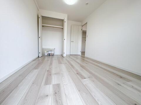 南側、洋室。燦燦とした太陽がお部屋を明るく照らします。