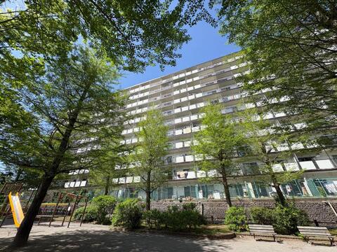 爽やかな青空と豊かな緑に包まれたマンション。目の前の公園は、お子様の健やかな成長を見守る、家族の思い出が生まれる場所です。
