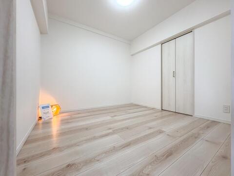 澄み渡る青空の下、堂々と佇む大規模マンション。多くの家族が暮らす活気ある住環境で、豊かな毎日を。
