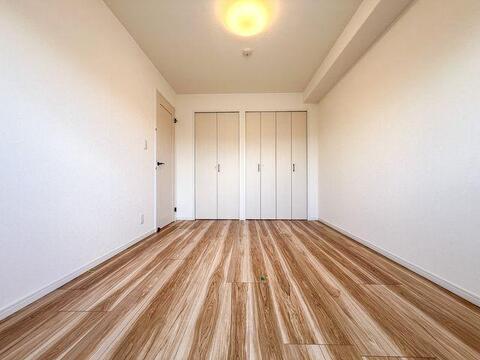約6.5帖のゆとりある洋室は、主寝室にもぴったりなサイズ感です 。壁一面に広がる大容量のクローゼットを備えており、夫婦二人の衣類もしっかりと収まります 。
