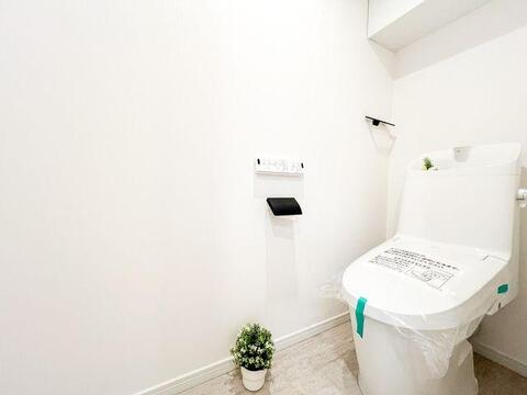 トイレも温水洗浄機能付きの最新モデルに新規交換済みです 。壁紙の貼替はもちろん、床も洗面室と同様に塩ビタイルを施工 。