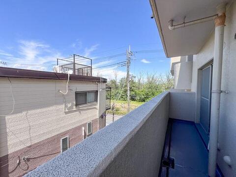 バルコニーからは、物件名「稲城グリーンスポット」にふさわしい、豊かな緑を望むことができます 。