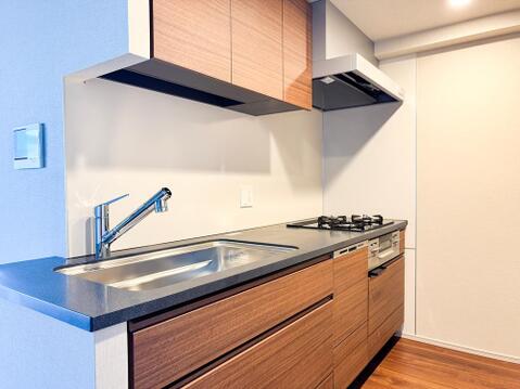 未入居の輝きを放つ最新キッチン。機能美溢れる空間が、家族の会話と豊かな食卓の物語を鮮やかに彩ります。