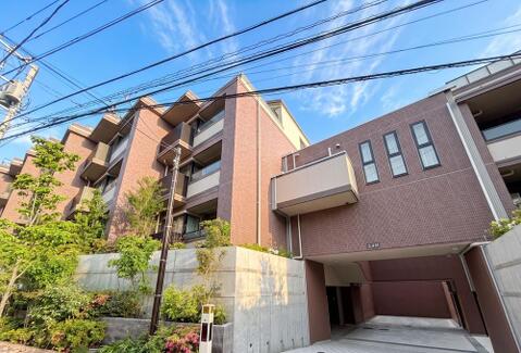 直線美が織りなす、幾何学的な美。時代に流されない凛とした佇まいが、住むほどに誇りとなります。