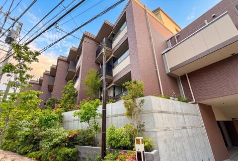 洗練されたタイル貼りの外観が、邸宅としての風格を演出。新築未入居ならではの輝きが住まう誇りを満たします。