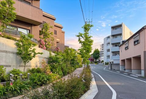 美しく整った外観と植栽の歩道は資産価値の証。歩車分離の安全な道が、家族の幸せな歴史を育みます。